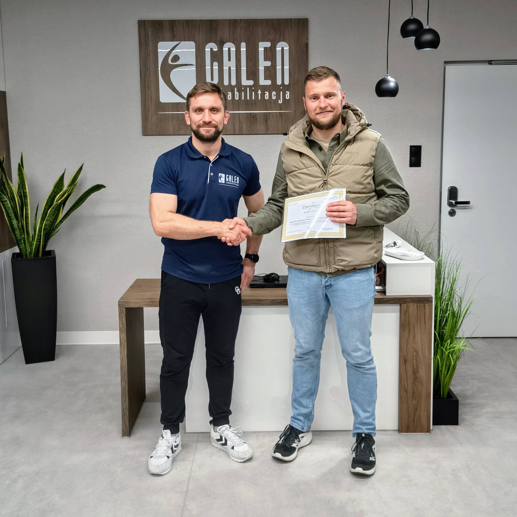 Szymon Orłoś z drużyną piłkarską