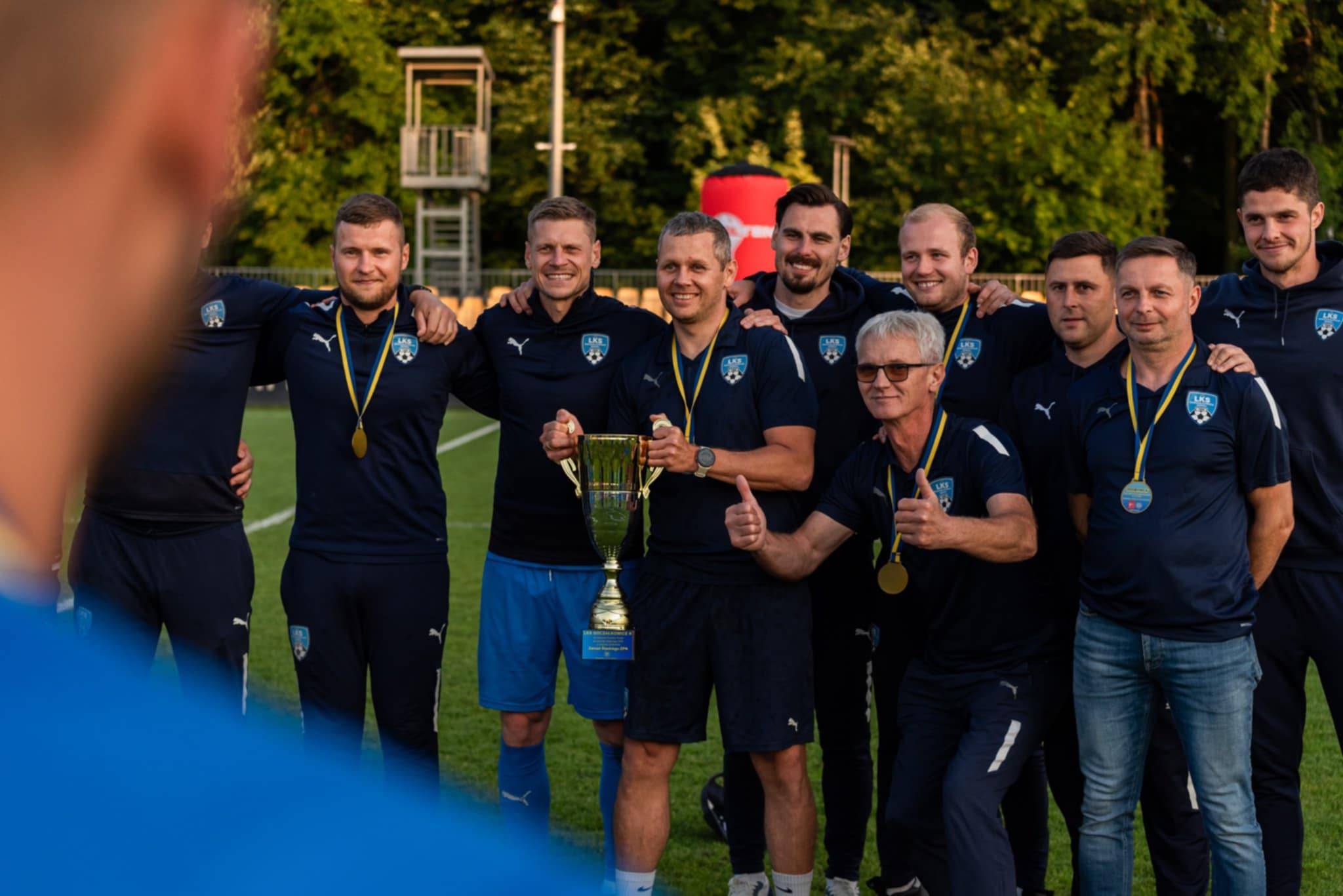 Szymon Orłoś z drużyną piłkarską